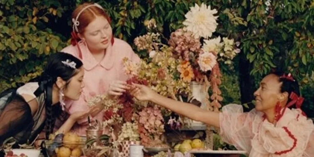 Simone Rocha x HM | Oι Ελληνίδες celebrities φωτογραφίζονται με τα ρούχα της συλλογής