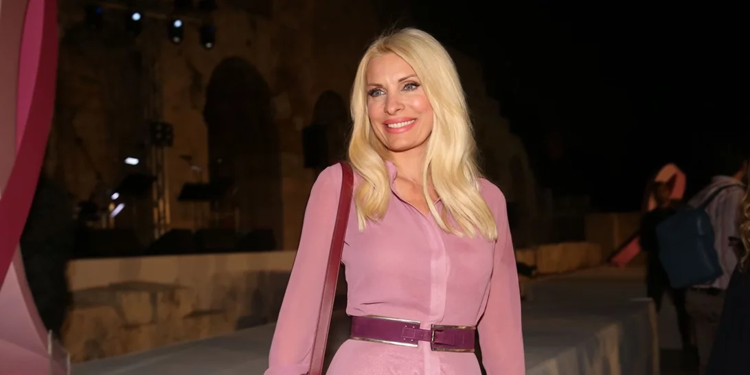 Η Ελένη Μενεγάκη στη φθινοπωρινή Κηφισιά | Με φούτερ και cozy παλτό