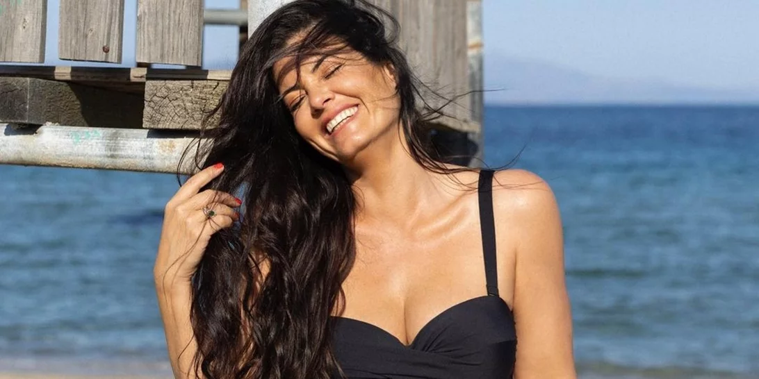 Ωδή στη φυσική ομορφιά | Η Μαρία Κορινθίου ποζάρει άβαφη, με λυτά τα μακριά της μαλλιά και οι followers της λένε πως θυμίζει κοριτσάκι