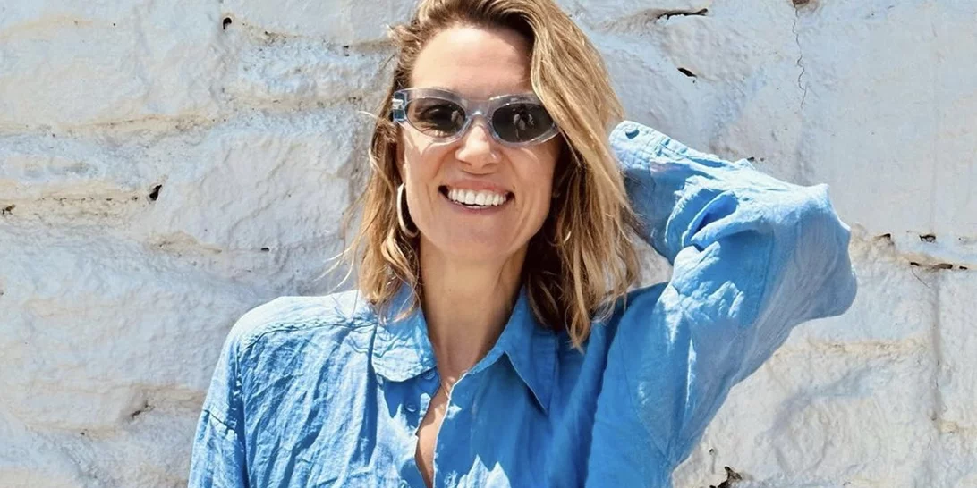 She's definitely a model | Η Βίκυ Καγιά ποζάρει με λευκό μπικίνι σε ερημική παραλία της Μυκόνου και εντυπωσιάζει με την καλλίγραμμη σιλουέτα της