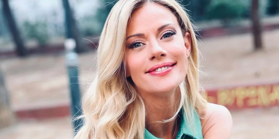 Η Ζέτα Μακρυπούλια στον γάμο του αδερφού της, Παναγιώτη Μακρυπούλια, 16 ολόκληρα χρόνια πριν | Το mini ροζ φόρεμα και τα ψηλοτάκουνα ασημί πέδιλα