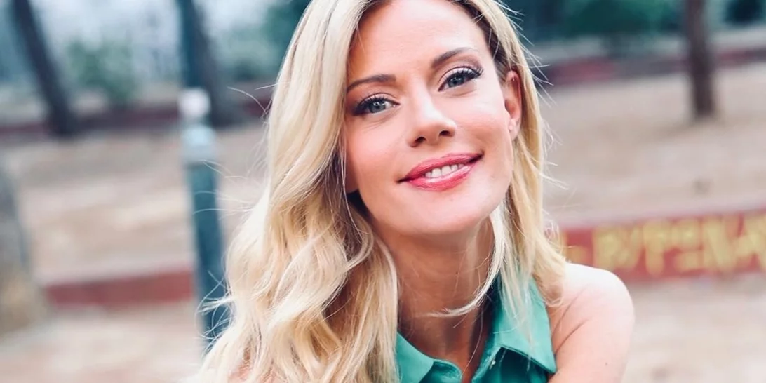 Η Ζέτα Μακρυπούλια ποζάρει στον φωτογραφικό φακό της Ρούλας Ρέβη με σέξι διάθεση