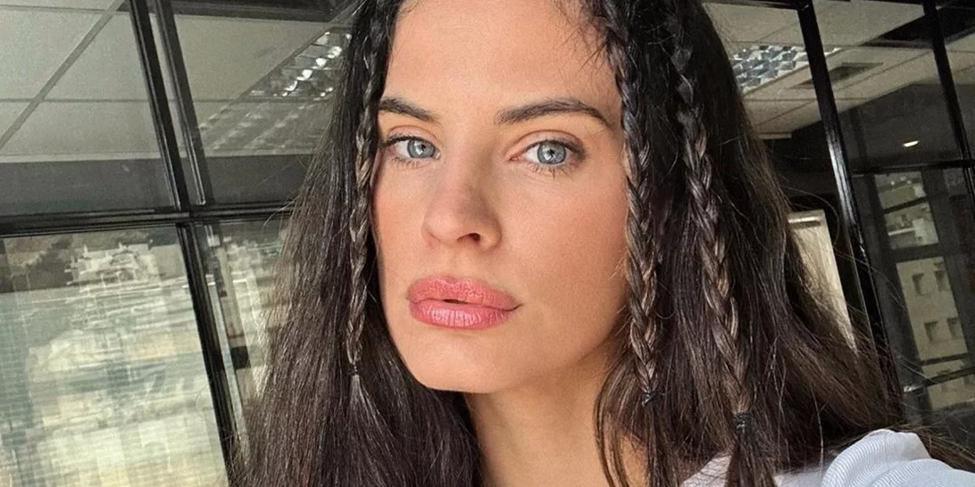 Η Χριστίνα Μπόμπα ξέρει πώς να απογειώνει ένα total black outfit με τον πιο έξυπνο και εύκολο τρόπο