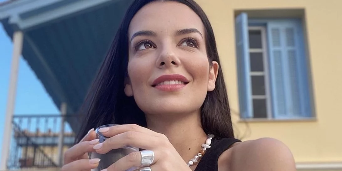 Η Νικολέττα Ράλλη πήγε πρώτη φορά στη θάλασσα χωρίς την κόρη της, Σόφη, και η αντίδρασή της τα "λέει" όλα