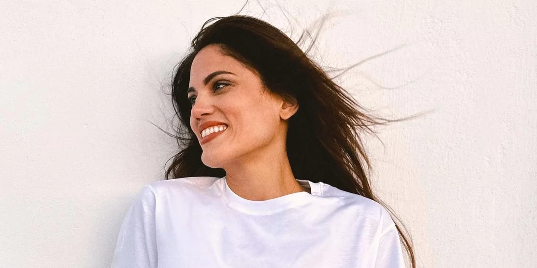 Goth Red | H Μαίρη Συνατσάκη με το πιο ανατρεπτικό μανικιούρ των γιορτών