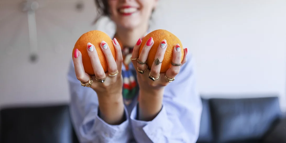 Oύλα που ματώνουν, νύχια που σπάνε, άτονα μαλλιά | Ποια βιταμίνη σου λείπει για κάθε σύμπτωμα