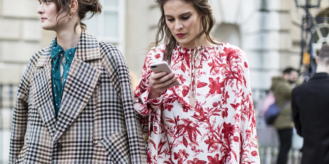 Μπήκε ο Οκτώβριος | Τα πιο κομψά outfits για γυναίκες άνω των 50