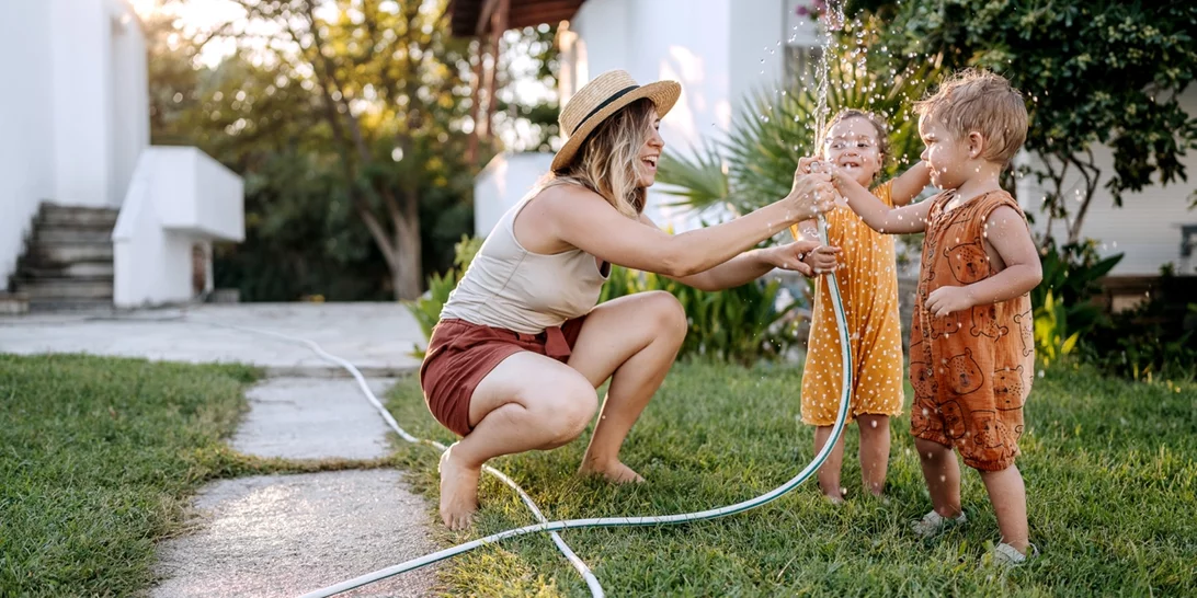 Οι συμβουλές παιδίατρου για τον καύσωνα | Προσοχή με την ακτινοβολία του ήλιου, επιδρά στον εγκέφαλο των παιδιών