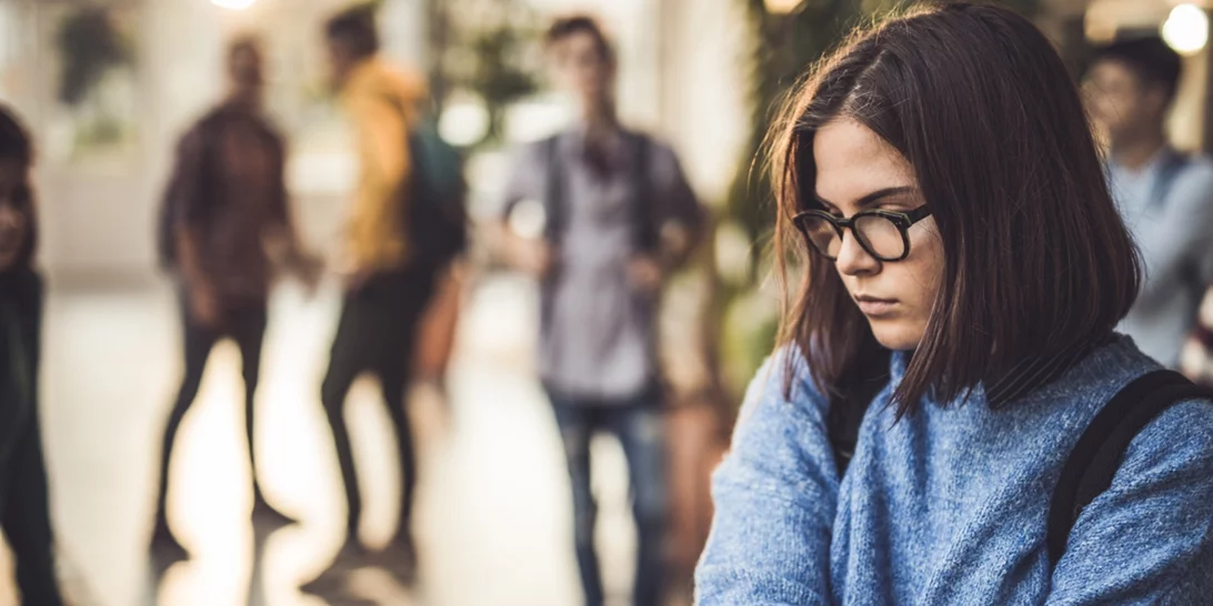 Σοκ με άγριο ξυλοδαρμό 15χρονου μαθητή έξω από σχολείο της Αθήνας - Συμμαθήτριά του τραβούσε βίντεο