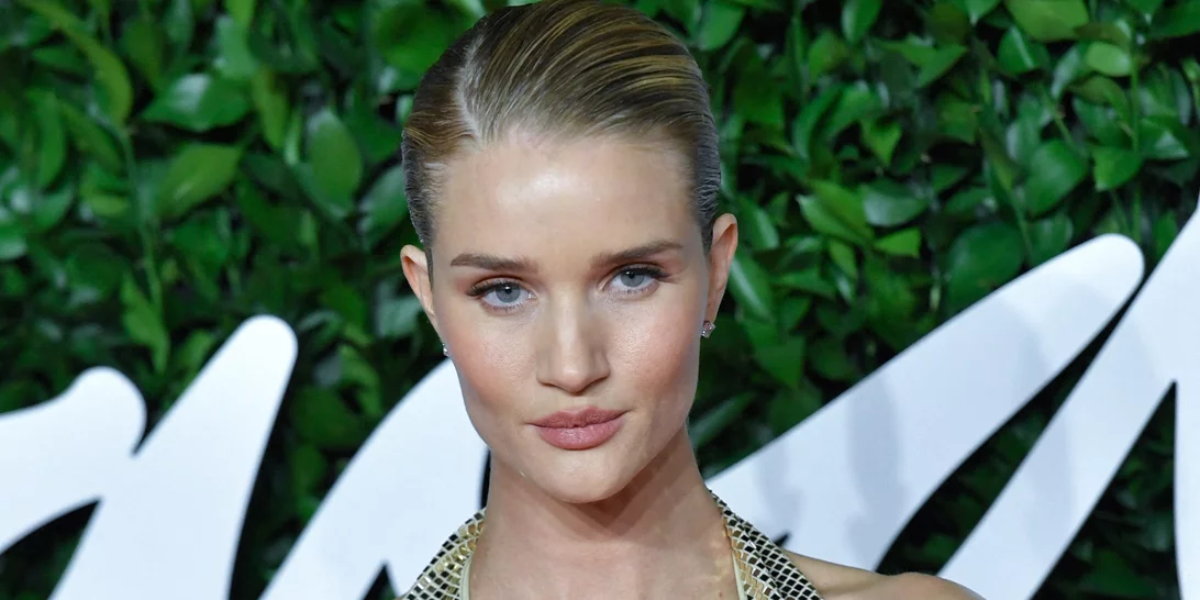 Η Rosie Huntington-Whiteley κυκλοφορεί την πρώτη της συλλογή παπουτσιών