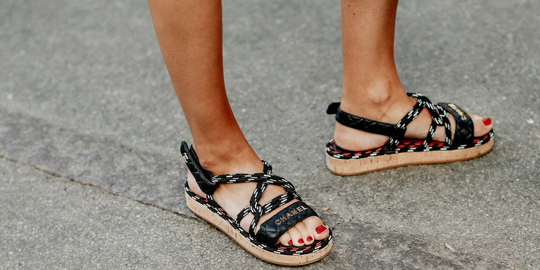 10 ζευγάρια σανδάλια και πέδιλα που μας φέρνουν ένα βήμα πιο κοντά στις καλοκαιρινές βόλτες