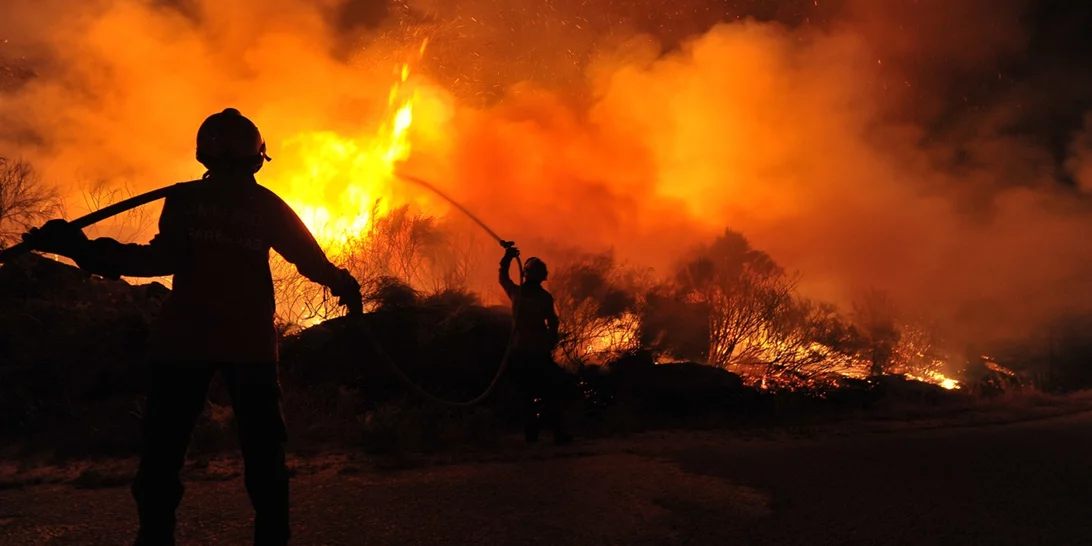 Ατελείωτη η μάχη με τη φωτιά σε Ρόδο και Κέρκυρα - Διάσπαρτες εστίες σε Κάρυστο και Δερβενάκι