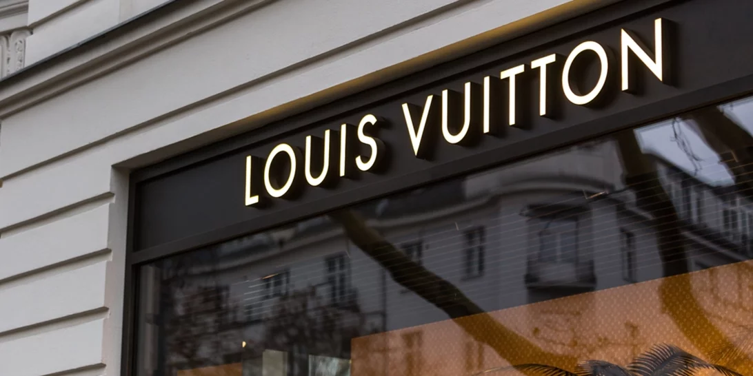 Οικολόγοι ακτιβιστές έριξαν μπογιά στο Ίδρυμα Louis Vuitton και στην πλατεία Βαντόμ