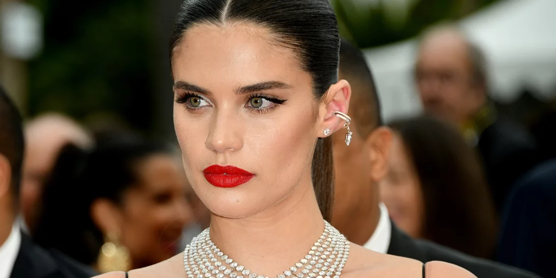 Αυτό είναι το universal κόκκινο χρώμα κραγιόν που ταιριάζει σε όλες ανεξαιρέτως τις γυναίκες, κάθε ηλικίας