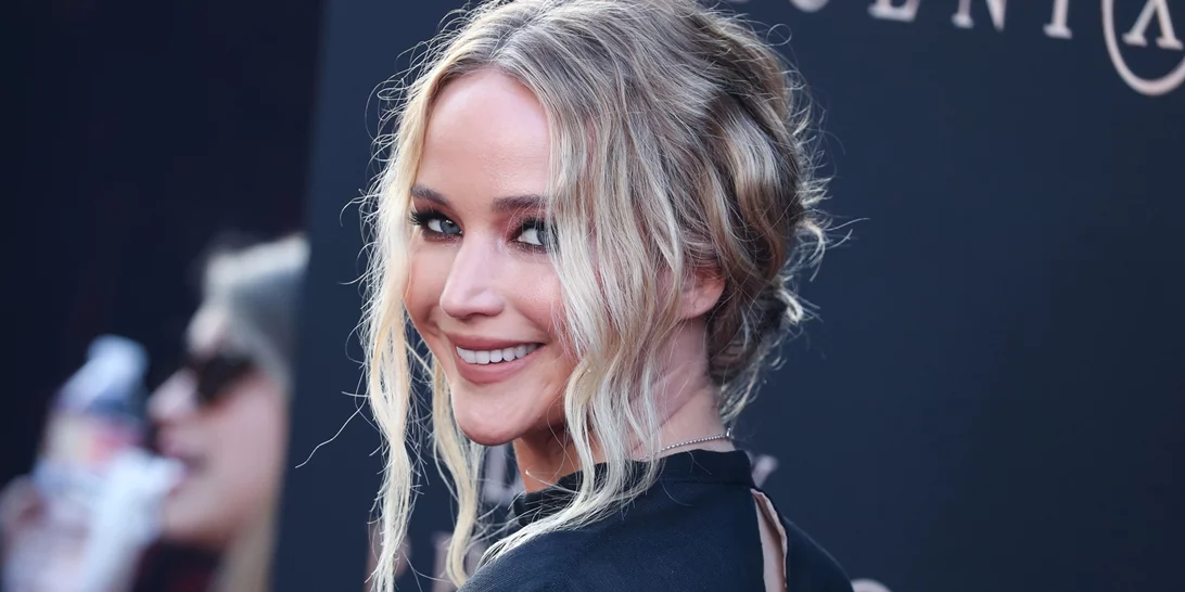 Jennifer Lawrence | Μετά τα ατυχήματα εμφανίζεται ακομπλεξάριστη στο κόκκινο χαλί με σαγιονάρες