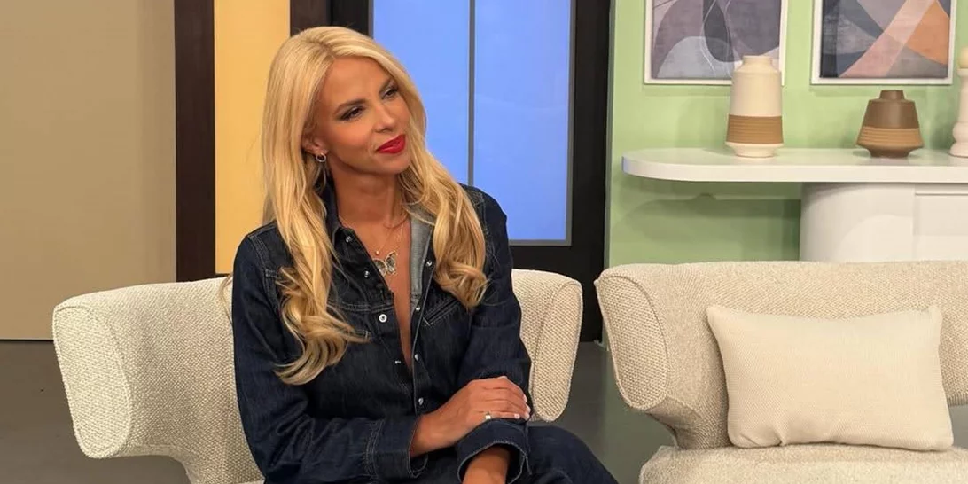 Η Τζένη Μελιτά με κόκκινη δερμάτινη φούστα | Το total look από ελληνικό brand