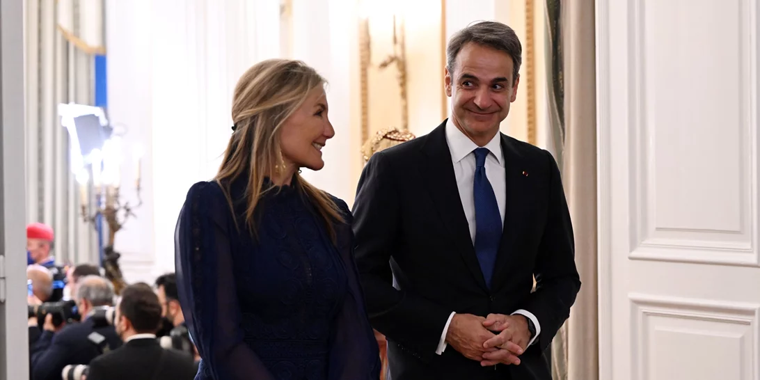 Η Δάφνη και ο Κωνσταντίνος Μητσοτάκης στο πλευρό του Κυριάκου Μητσοτάκη | Οι οικογενειακές φωτογραφίες από την ημέρα των εκλογών και η έντονη συγκίνηση