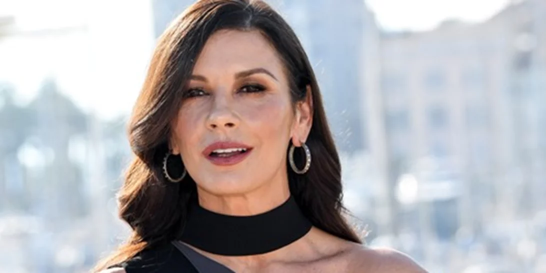 Αυτός είναι ο κούκλος γιος της Catherine Zeta-Jones | Δείτε τον να ποζάρει αγκαλιά με τη μαμά του στην αποφοίτησή του
