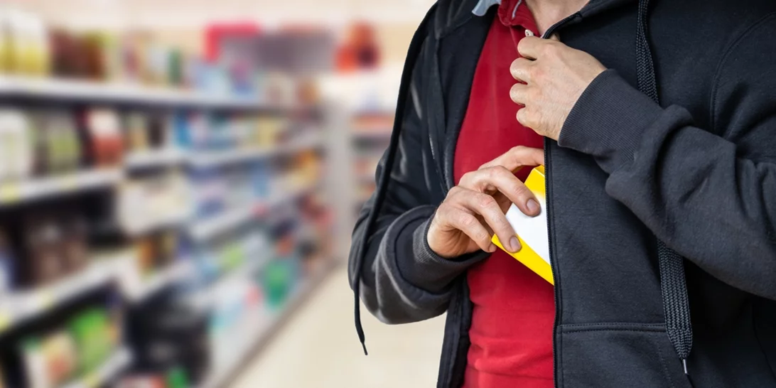 Χολαργός | 58χρονη ιδιοκτήτρια μίνι μάρκετ πάλεψε με ληστή και τον κυνήγησε - Βίντεο