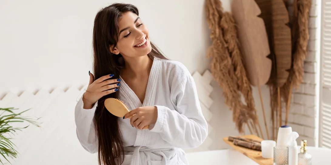 Κοιμάσαι με βρεγμένα μαλλιά; Γιατί πρέπει να αλλάξεις αυτή τη συνήθεια asap