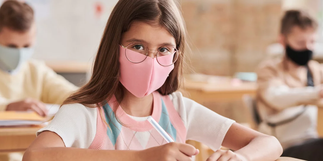 Πώς θα επιστρέψουν οι μαθητές στα σχολεία από τον Σεπτέμβριο | Ποιοι και πότε θα φορούν μάσκα