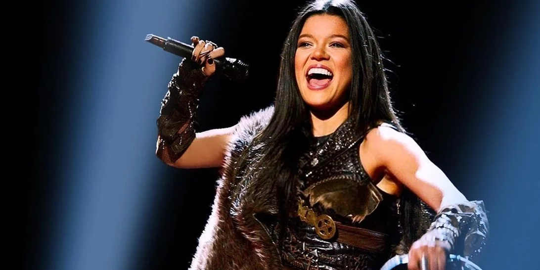 Η 49χρονη Ruslana φοράει τα ρούχα της Eurovision και βάζει "φωτιά" με τους καλλίγραμμους κοιλιακούς της