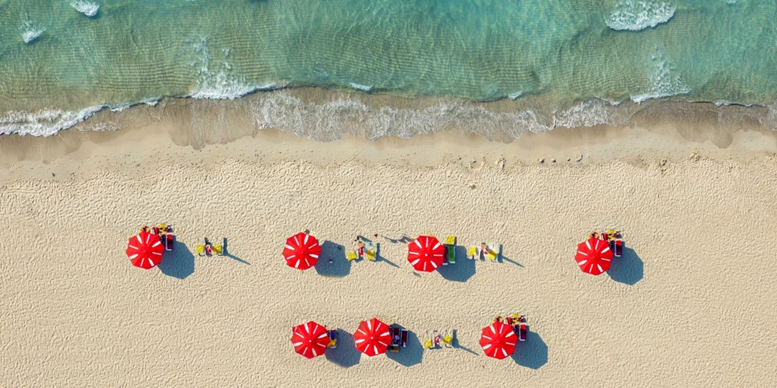 "Κίνημα της πετσέτας" | Λουκέτο σε τρεις επιχειρήσεις για παράνομη κατάληψη ακτών στην Πάρο - Έρχονται σαρωτικοί έλεγχοι