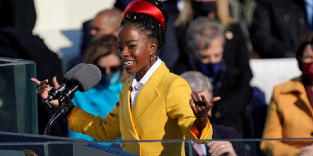 Amanda Gorman | Η λαμπερή και υγιής όψη της επιδερμίδας της είναι η απόλυτη τάση για φέτος