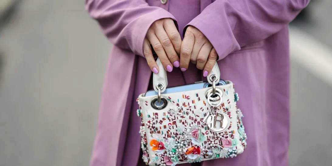 Έκλεισες ραντεβού για νύχια; Τα lavender milk nails είναι η τάση που πρέπει να δοκιμάσεις