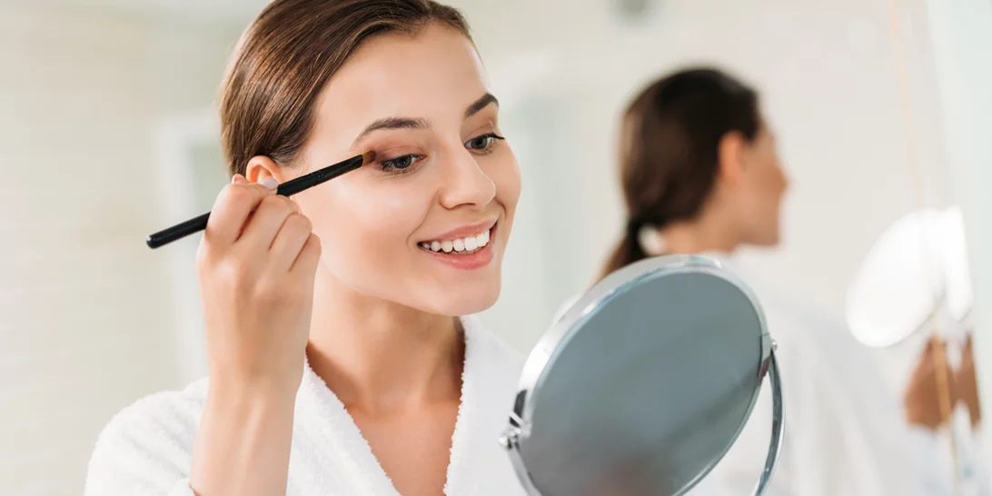 Το πανέξυπνο makeup hack για να καλύψεις τους μαύρους κύκλους κάτω από τα μάτια