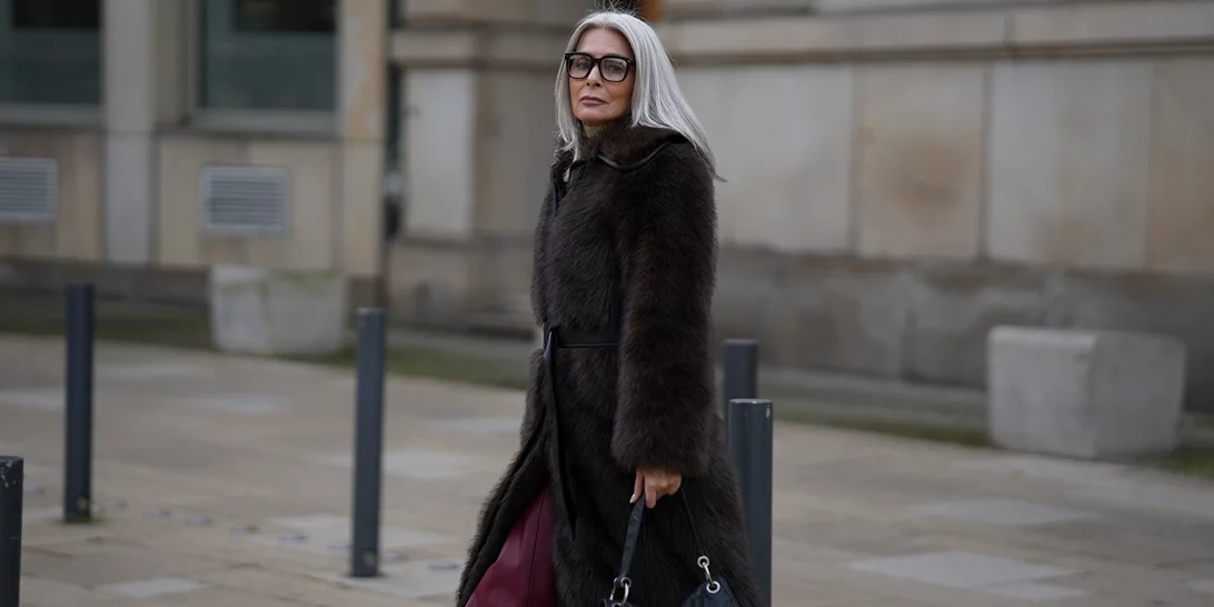 Cozy & Chic | 5 γιορτινά outfits για γυναίκες άνω των 50 που συνδυάζουν άνεση και κομψότητα