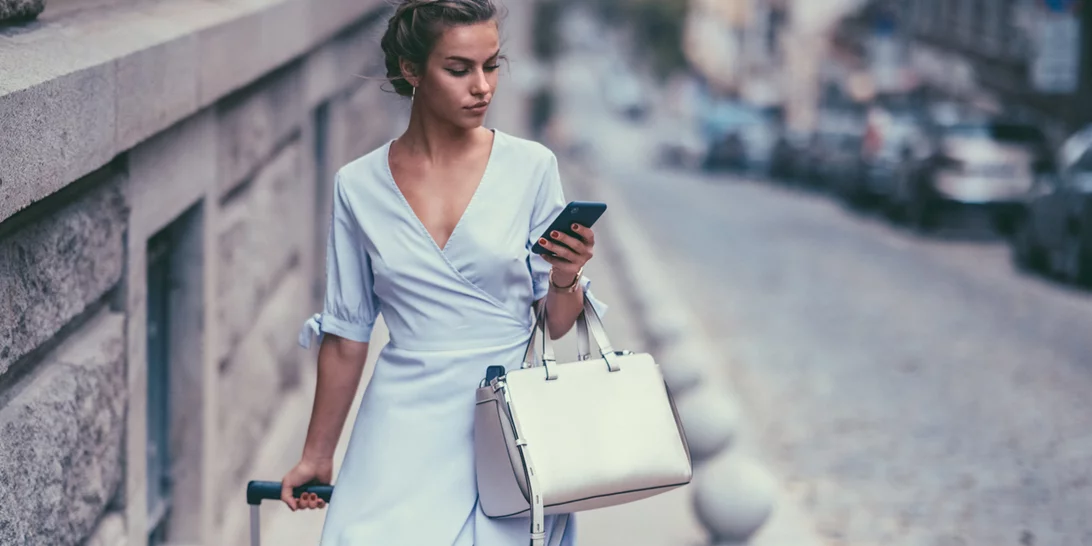 5 beauty items που κάθε "it" girl θα έχει στη βαλίτσα των διακοπών φέτος το καλοκαίρι