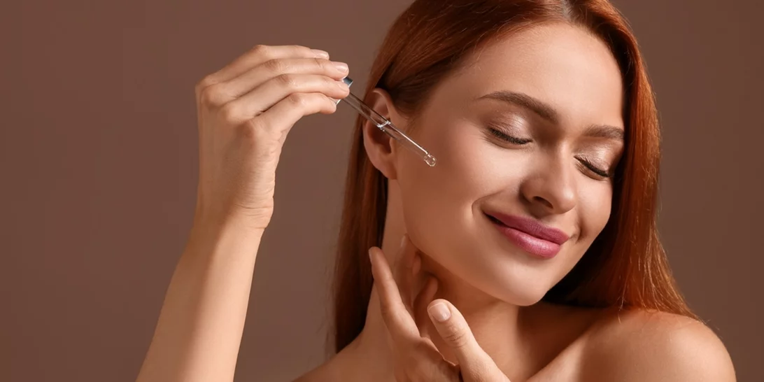 3 πανίσχυροι οροί που μειώνουν τις ρυτίδες και χαρίζουν λάμψη στην επιδερμίδα