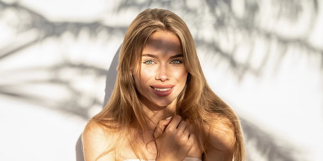 10 καλοκαιρινά (και πολύ εθιστικά) αρώματα που μυρίζουν φρεσκάδα και θα αγοράζαμε ξανά και ξανά