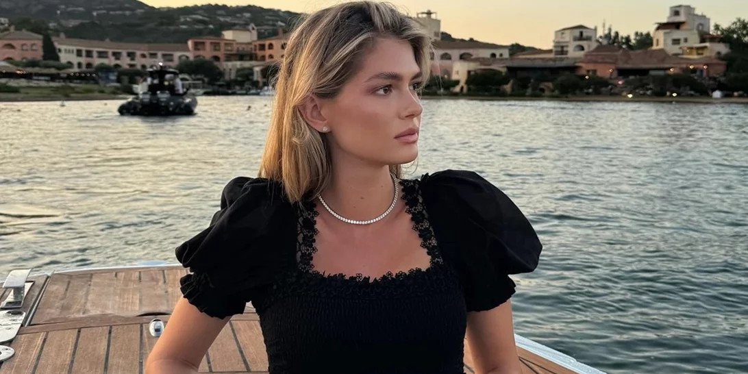 Η Αμαλία Κωστοπούλου με dark cherry nails, την πιο hot τάση νυχιών της σεζόν