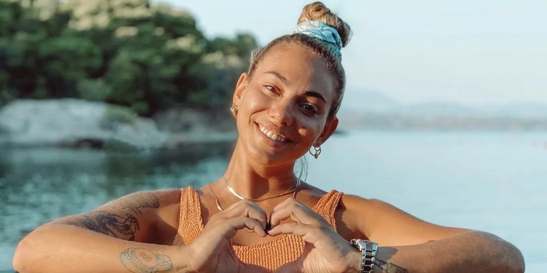 Ευρυδίκη Βαλαβάνη | Με λευκό μπικίνι και εμπριμέ παρεό στα Κουφονήσια, πιο stylish και καλοκαιρινή από ποτέ