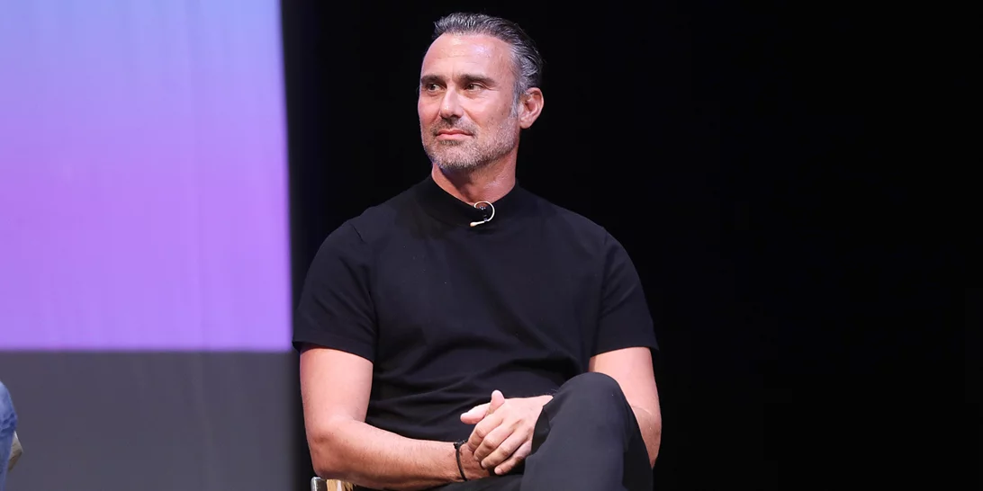 Αποθέωση στο Twitter για τις "Σέρρες" | Το γκέι φιλί του Αλέξανδρου Μπουρδούμη και τα σχόλια για τον Καπουτζίδη