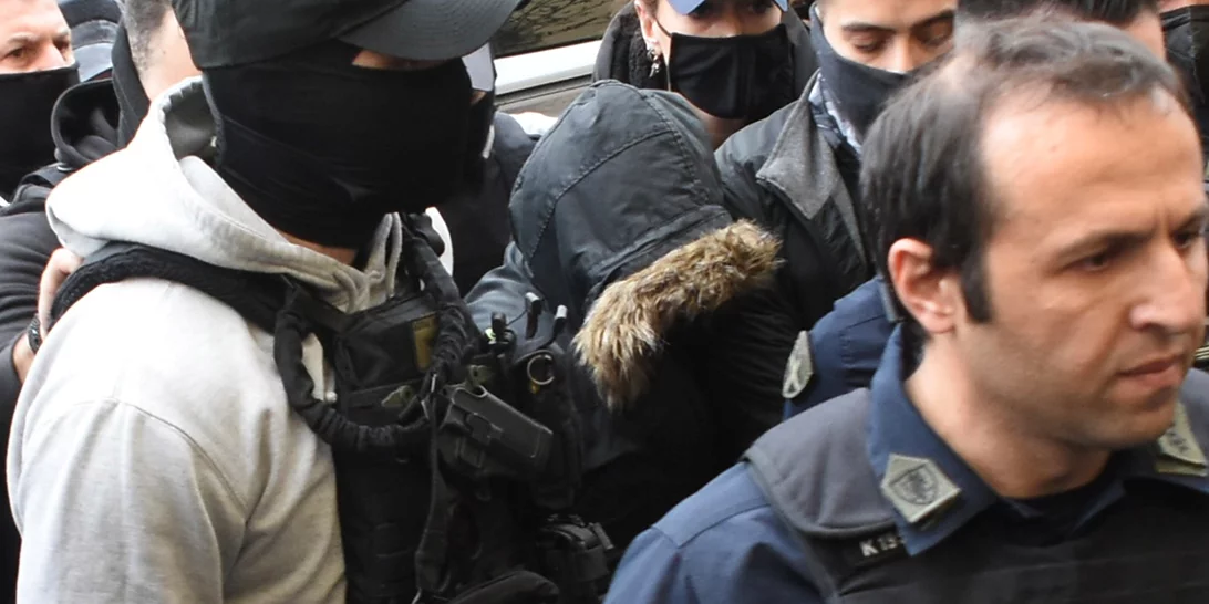 "Κάντε λίγη ησυχία εσείς που βρίσκεστε έξω από το σπίτι της δολοφόνου"