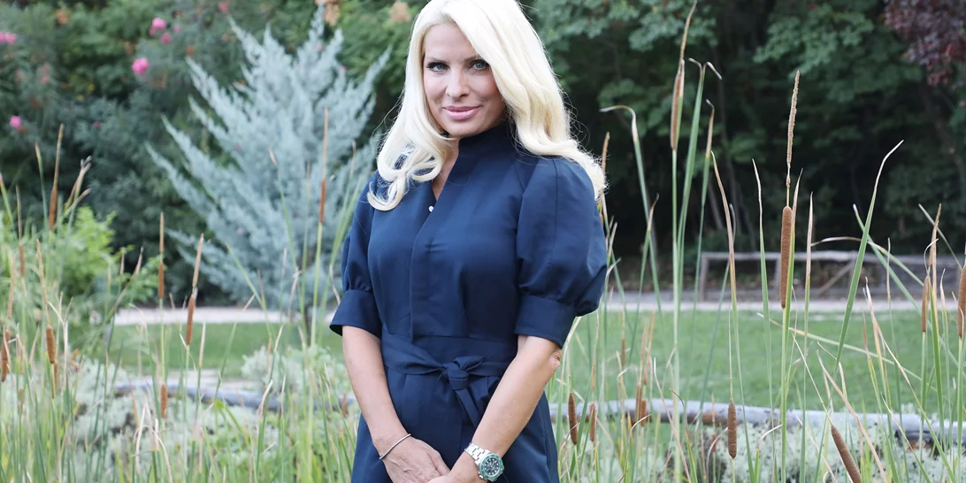 Η Ελένη Μενεγάκη φόρεσε το τζιν που κολακεύει τις γυναικείες καμπύλες – και ειδικά φέτος είναι μεγάλη τάση