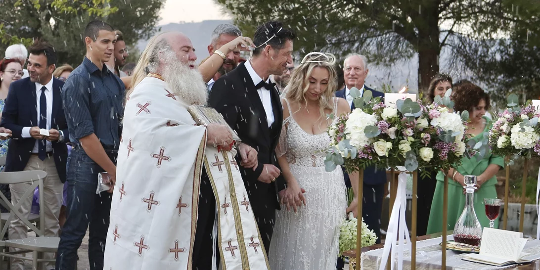 Ο λόγος που καθυστέρησε να αρχίσει ο γάμος του Απόστολου Ρουβά και της Φανής Γιαβρίδου και οι δύο ηχηρές απουσίες