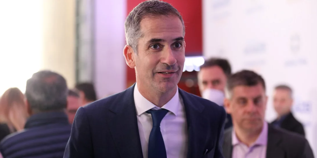 Ο Κώστας Μπακογιάννης ποζάρει με τα παιδιά του και τη Σία Κοσιώνη σε σπάνια οικογενειακή έξοδο