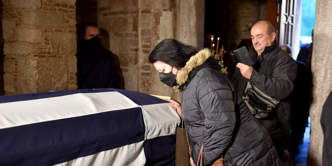 Κηδεία τέως βασιλιά: Ουρές από το πρωί για το λαϊκό προσκύνημα στο παρεκκλήσι της Μητρόπολης [εικόνες - βίντεο]