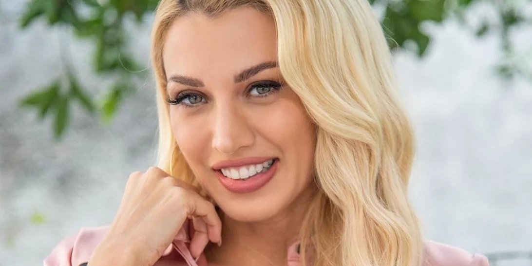 Παιχνίδια στην πισίνα με τον 8 μηνών γιο της | Η Κωνσταντίνα Σπυροπούλου στην πιο χαρούμενη φωτογραφία με τον μονάκριβό της