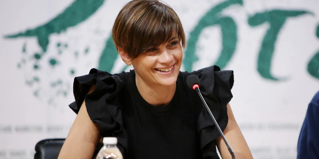 Η Άννα Μαρία Παπαχαραλάμπους σε μία σπάνια δημόσια εμφάνιση με τον πανύψηλο, μελαχρινό γιο της