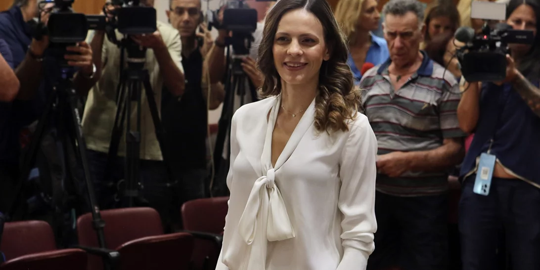 Η Έφη Αχτσιόγλου στην παιδική χαρά με τον γιο της | Το σπάνιο στιγμιότυπο μαμάς και γιου