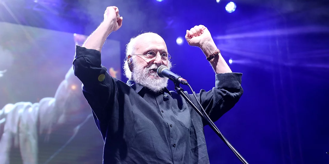 "Στις 28 Οκτωβρίου του 1967. Μέρα του ΟΧΙ εγώ είπα ναι. Και ακόμη με ανέχεται το κορίτσι μου"