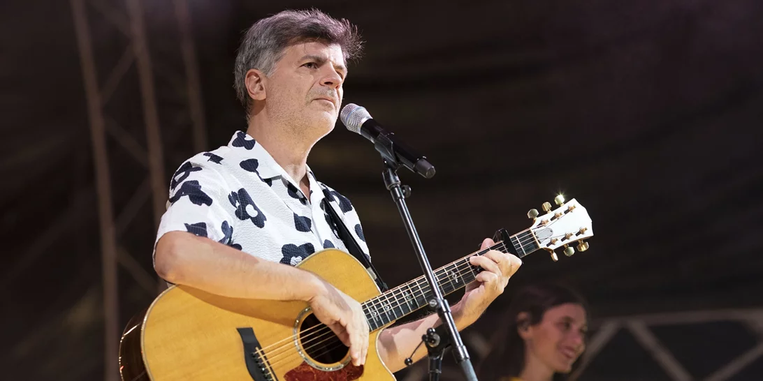 Ο Φοίβος Δεληβοριάς σε μία σπάνια, καλοκαιρινή φωτογραφία με την κόρη του Ιόλη