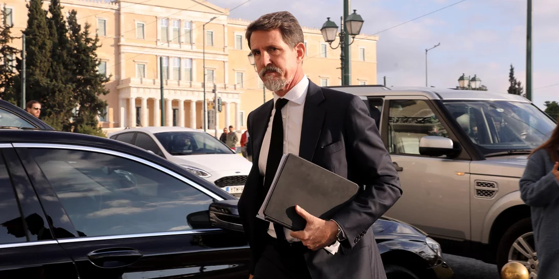 Μόνος στην ουρά του αεροδρομίου ο Παύλος - Η επιστροφή στη Νέα Υόρκη χωρίς τη Μαρί Σαντάλ