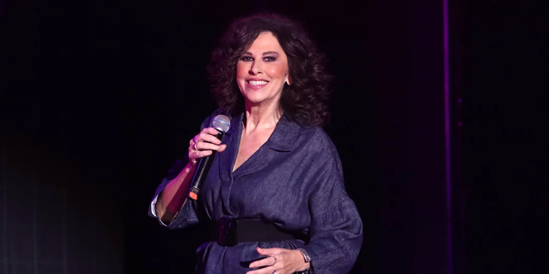 Αγνώριστη η Ελευθερία Αρβανιτάκη | Η εμφάνιση χωρίς το signature afro look της, αλλά με πολύ κοντά μαλλιά