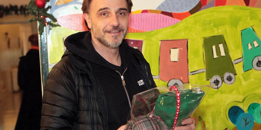 Ο Φάνης Μουρατίδης μόλις έδωσε την απάντηση που θα όφειλε να δίνει κάθε γονιός στο coming out του παιδιού του